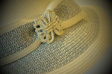 Load image into Gallery viewer, Fascinator hat
